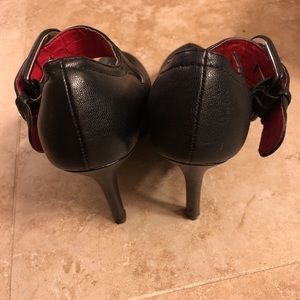 Black pumps